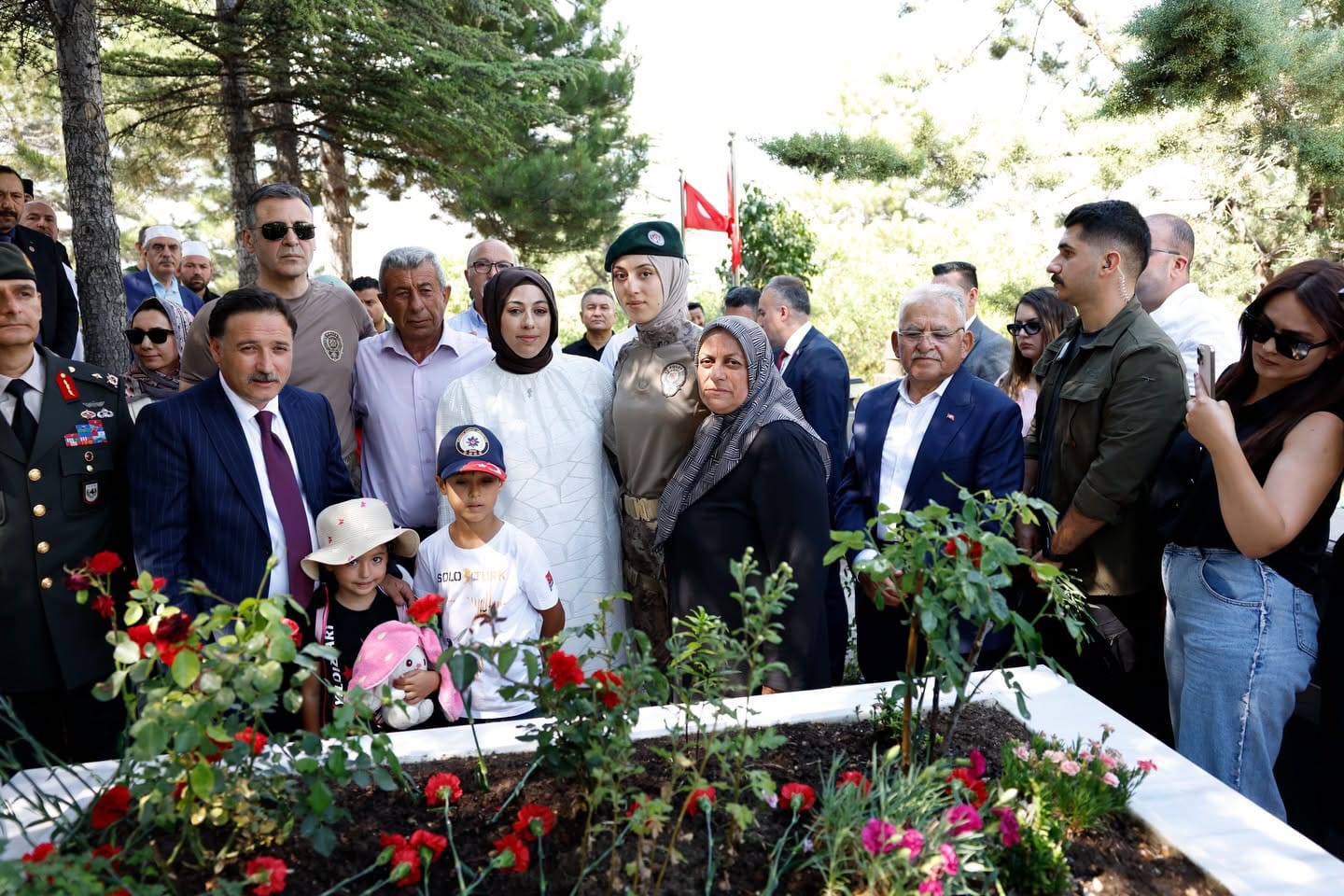 VALİ ÇİÇEK VE BAŞKAN BÜYÜKKILIÇ, 15 TEMMUZ ŞEHİTLERİ DOĞANAY VE YİĞİT’İ KABRİ BAŞINDA ANDI