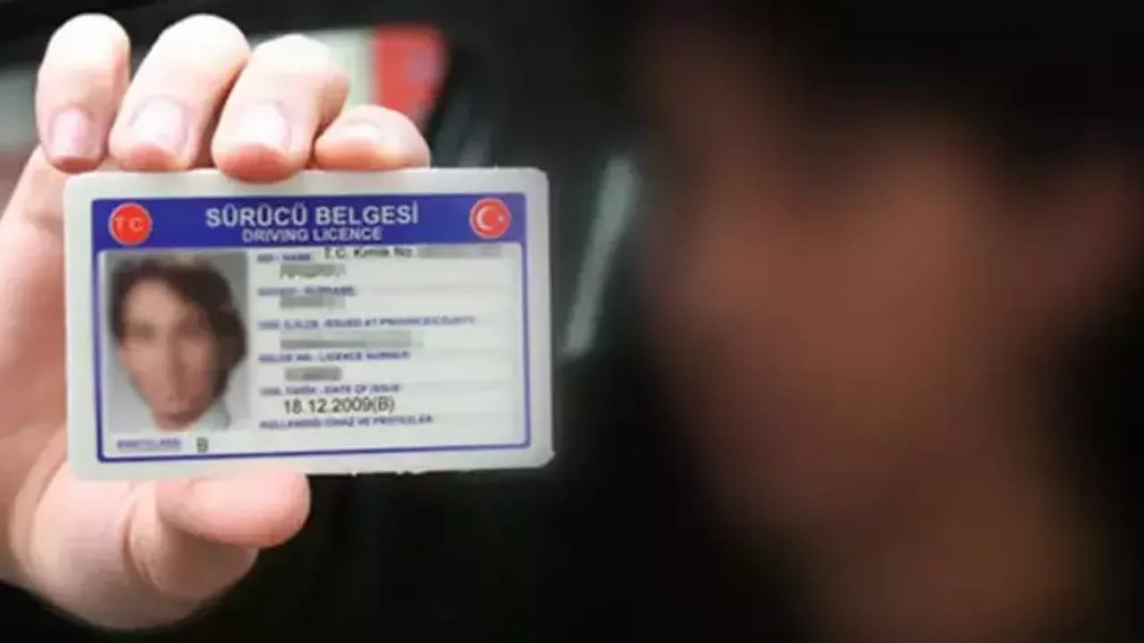 Eski tip ehliyetler artık geçersiz.