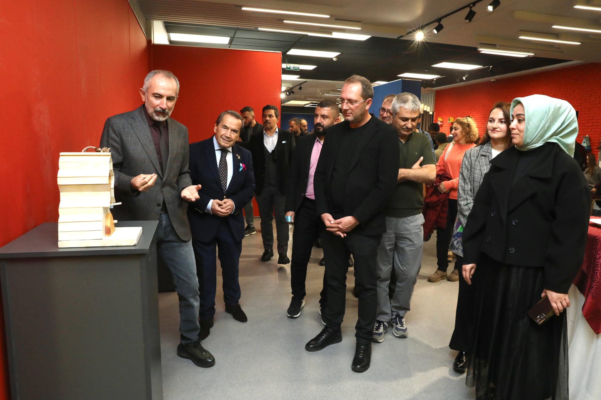 BÜYÜK ŞEHİR SANAT GALERİSİ, AHŞAP GERİ DÖNÜŞÜM SERGİSİ İLE SANATSEVERLERİ BEKLİYOR