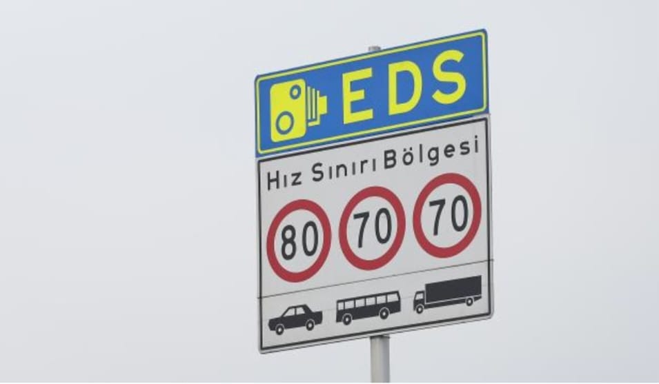 ????Kara yollarında sadeleşme çalışmaları kapsamında 32 bin 845 levha kaldırıldı.