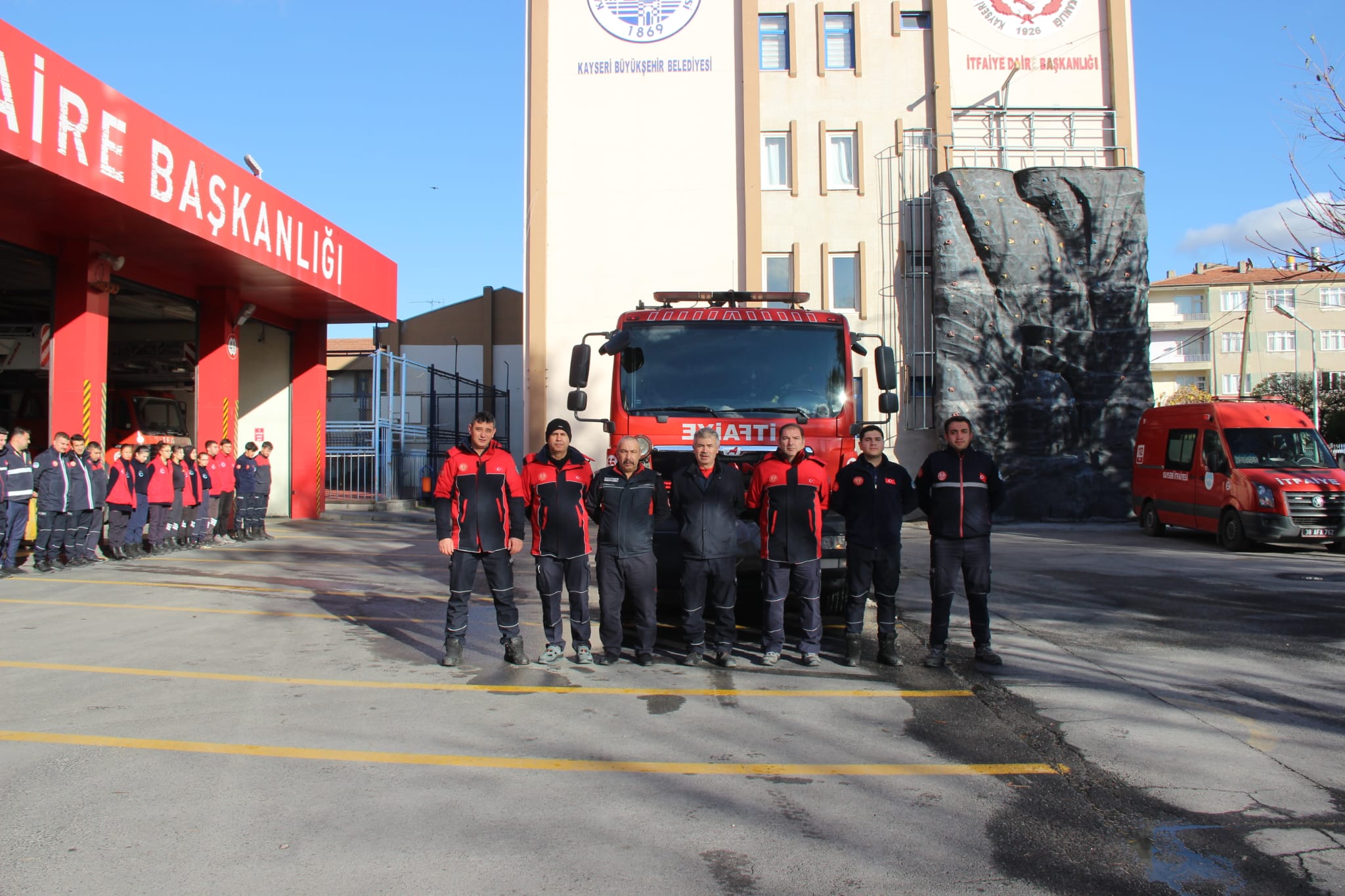KAYSERİ BÜYÜKŞEHİR İTFAİYESİ, KIRIKKALE’DEKİ KİMYA FABRİKASI YANGININA DESTEK İÇİN HAREKETE GEÇTİ