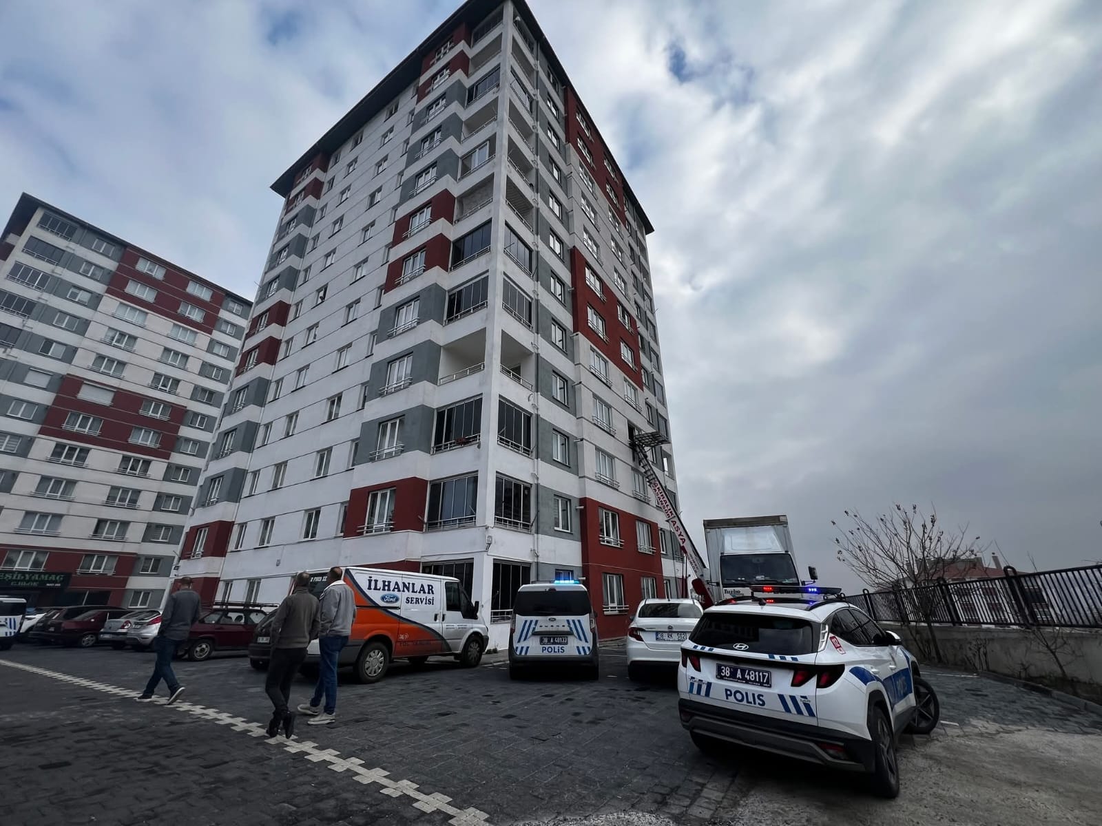 KAYSERİ'de ev sahibi M.B., taşınma sırasında kavga ettiği nakliye firması elemanı M.K.'yi bıçaklayarak yaraladı.  Olay, saat 10.00 sıralarında Melikgazi ilçesi Kazımkarabekir Mahallesi Şehit Mehmet Tansel Caddesi’ndeki 11 katlı binada meydana geldi.