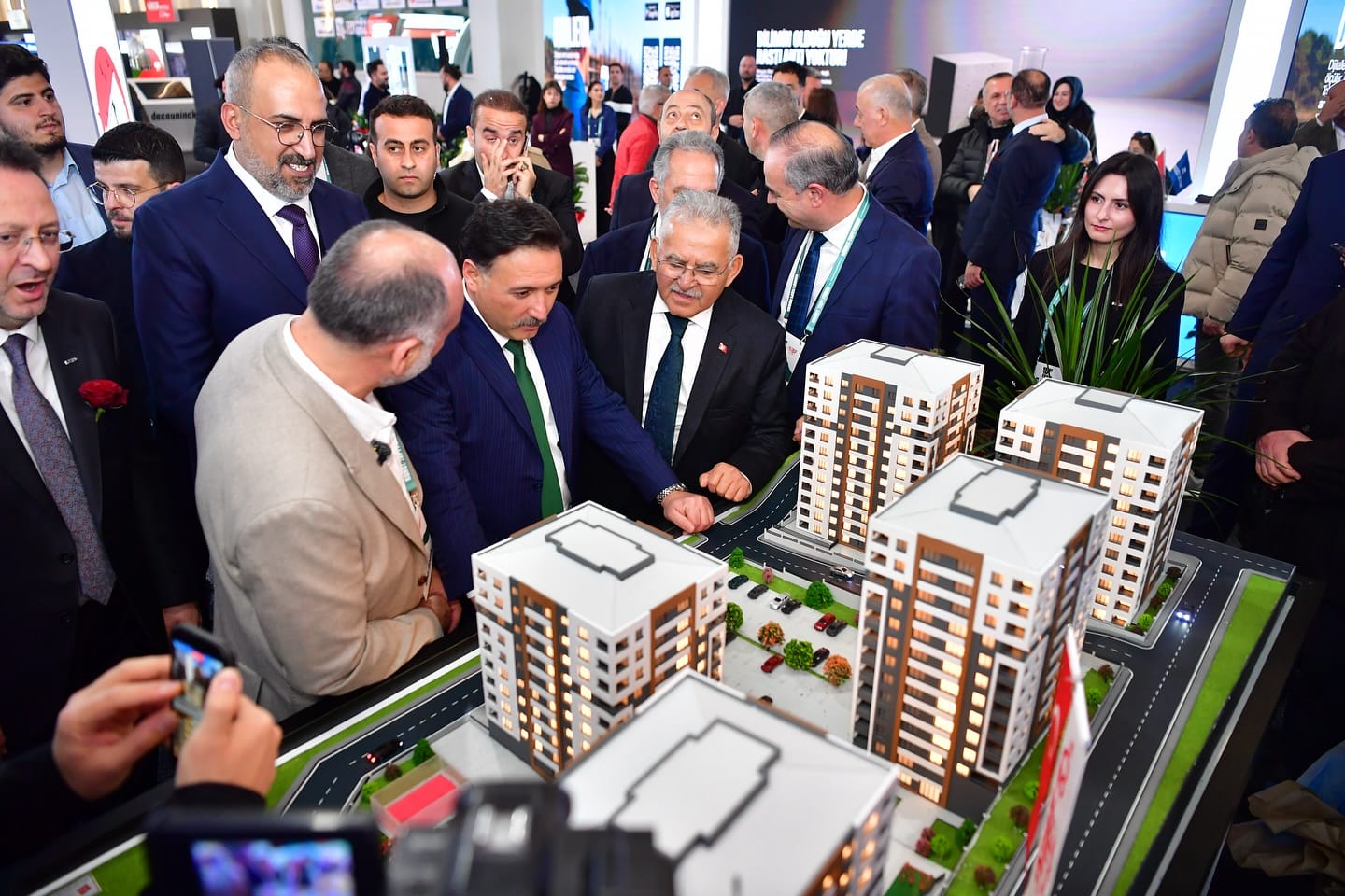 BAŞKAN BÜYÜKKILIÇ, KONUT VE YAPI FUARI’NDA KENTSEL DÖNÜŞÜM VİZYONUNU ANLATTI