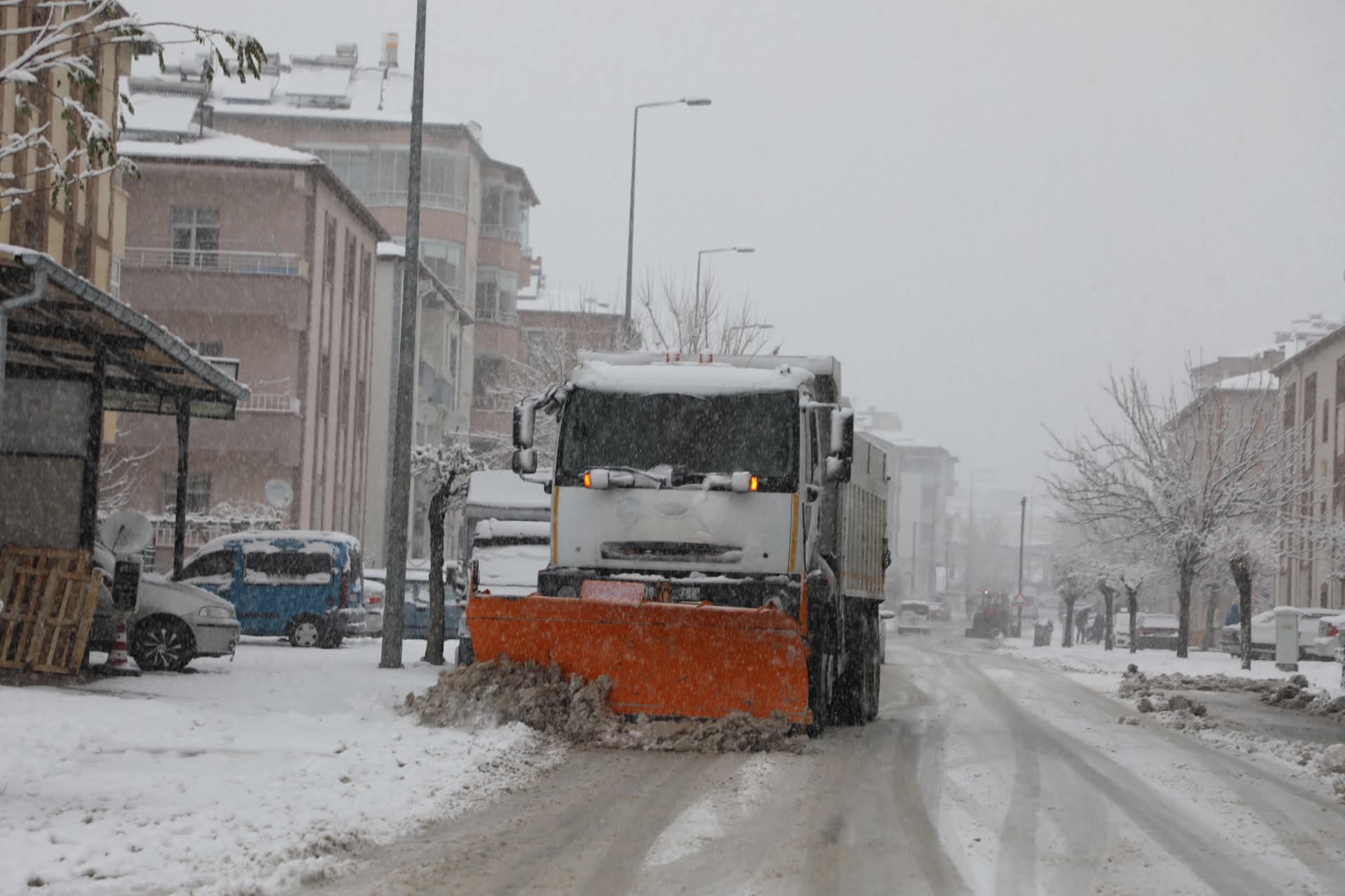 Kar Yağışına Karşı Ekipler Görevde