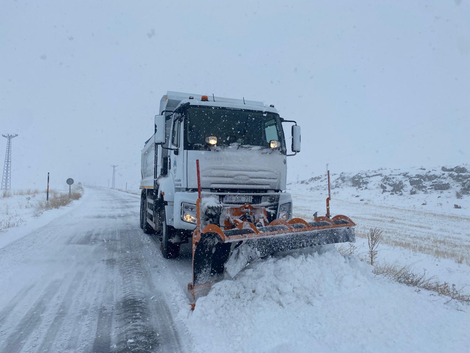 Büyükşehir Belediyesi ekipleri, kırsal bölgelerdeki yoğun tipi ve zorlu kış şartlarına rağmen açılan mahalle yolu sayısını 286’ya yükseltti.