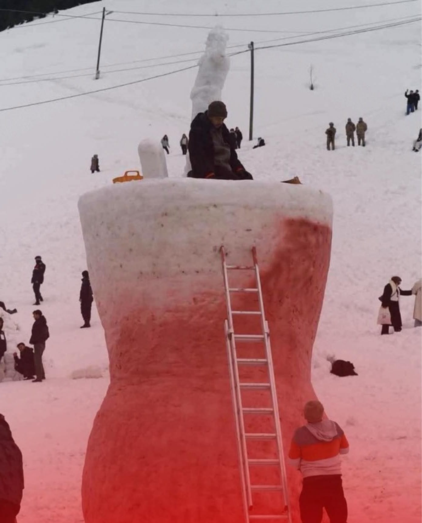 Rize'de düzenlenen kar festivalinde, 5 metre uzunluğunda dünyanın en büyük kardan çay bardağı yapıldı.