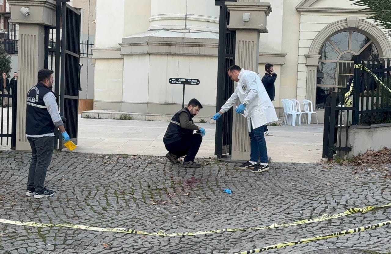 İstanbul’un Kağıthane ilçesinde annelerinin cenazesine gelen iki kardeş arasında çıkan miras tartışmasında ağabey, kardeşini silahla vurarak öldürdü.