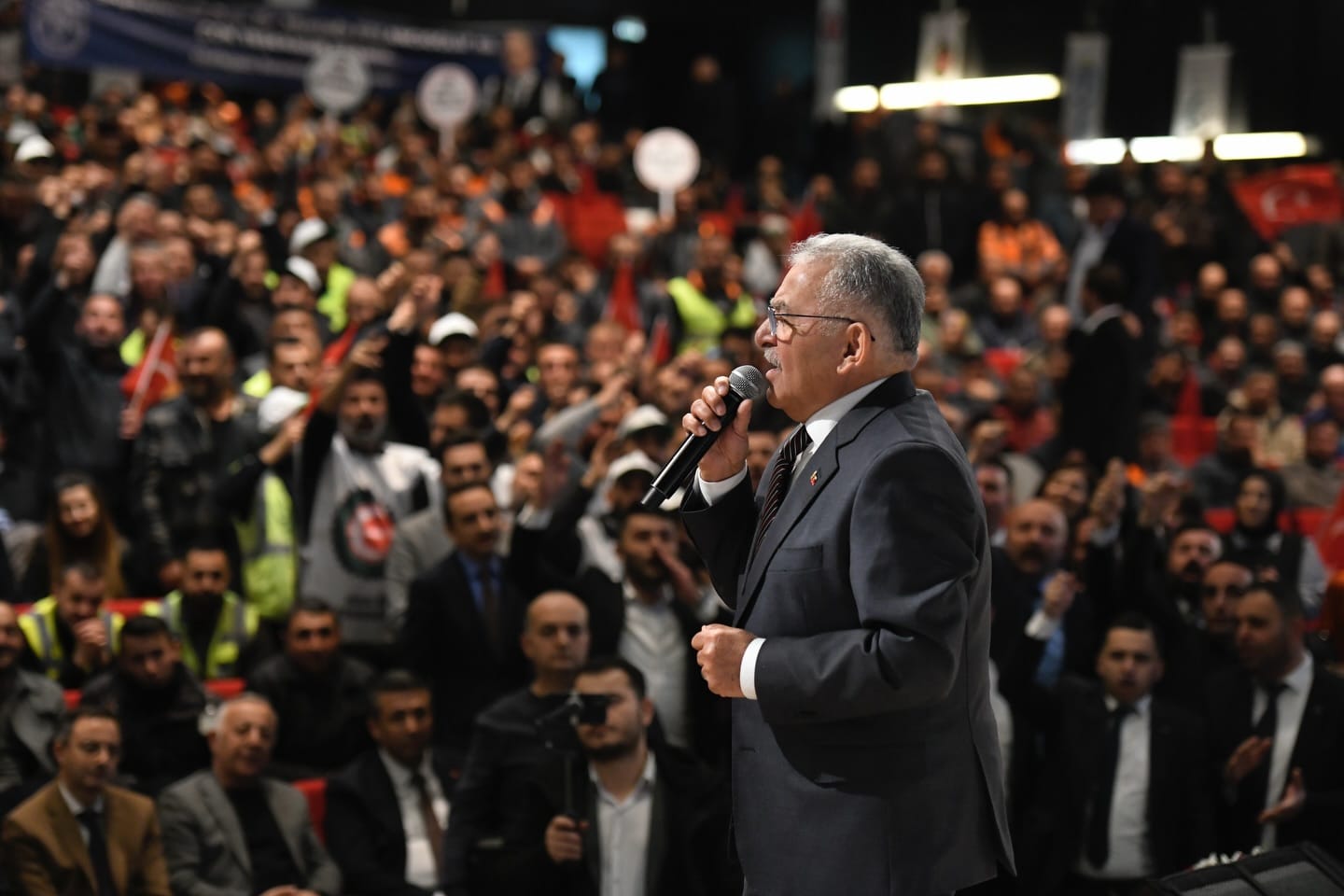 Başkan Büyükkılıç, katıldığı bayram havasındaki coşkulu Toplu İş Sözleşmesi İmza Töreni’nde diğer belediye başkanları ile birlikte ayakta alkışlandı.