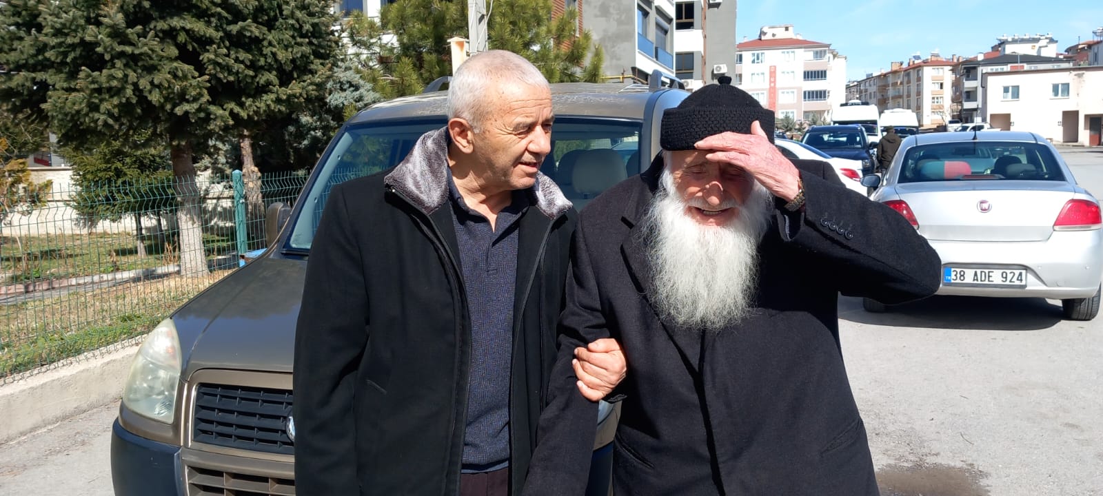 DEVELİLİ 101 YAŞINDAKİ ASIRLIK ÇINARDAN ALTIN ÖĞÜT MİSAFİRE İKRAM  ÖMRÜN UZAMASINA VESİLE OLUR DİYOR