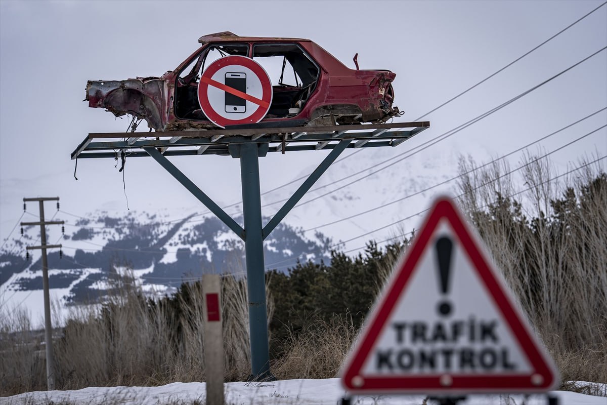 Erzurum'da trafikte farkındalık oluşturmak için yol kenarında hasarlı araçlar sergileniyor.