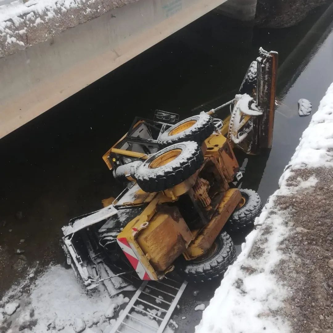 Kar küreme çalışması yapan iş makinası su kanalına düştü: