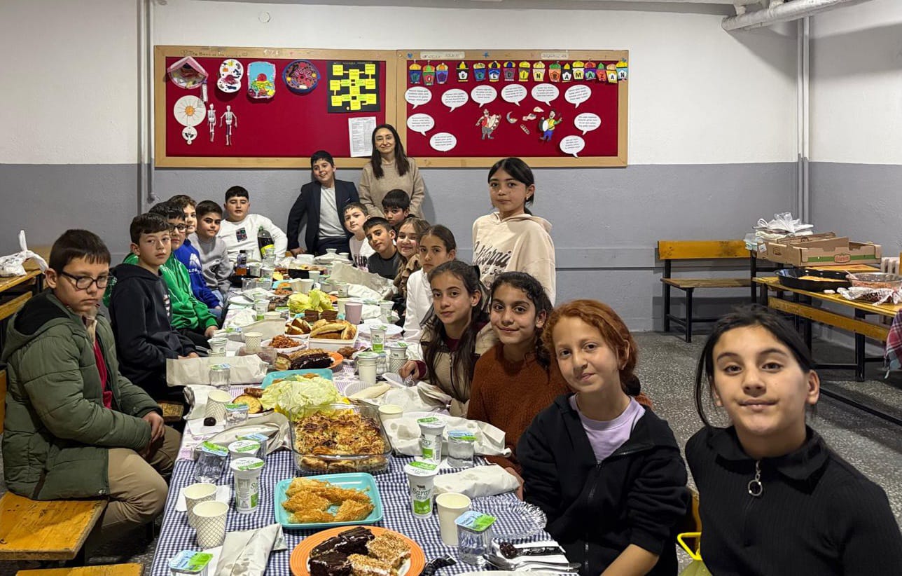 DEVELİDEKi OKULLARDA, RAMAZAN ETKİNLİĞİ TOPLU İFTARLARLA DAHA COŞKULU HALE GELİYOR.
