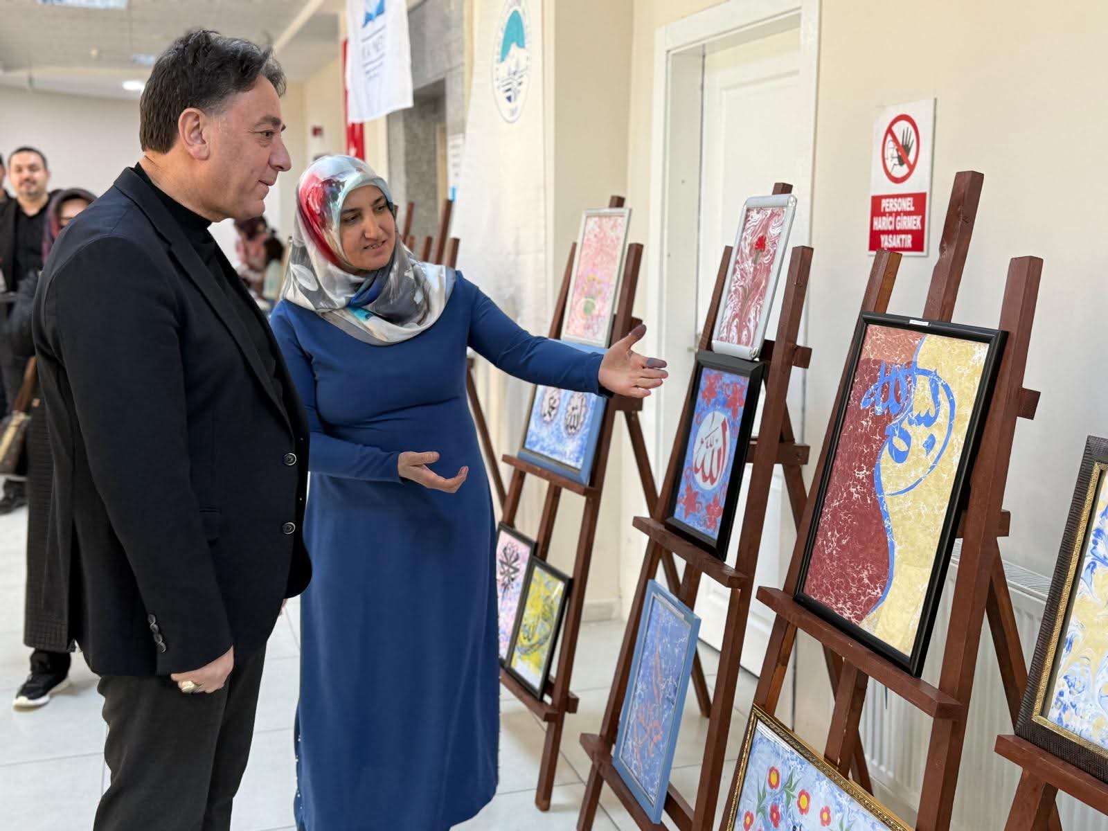 Belediye Başkanı Adem Şengül, Kadın ve Gençlik Merkezi'nde Açılan Ebru Sergisini Ziyaret Etti