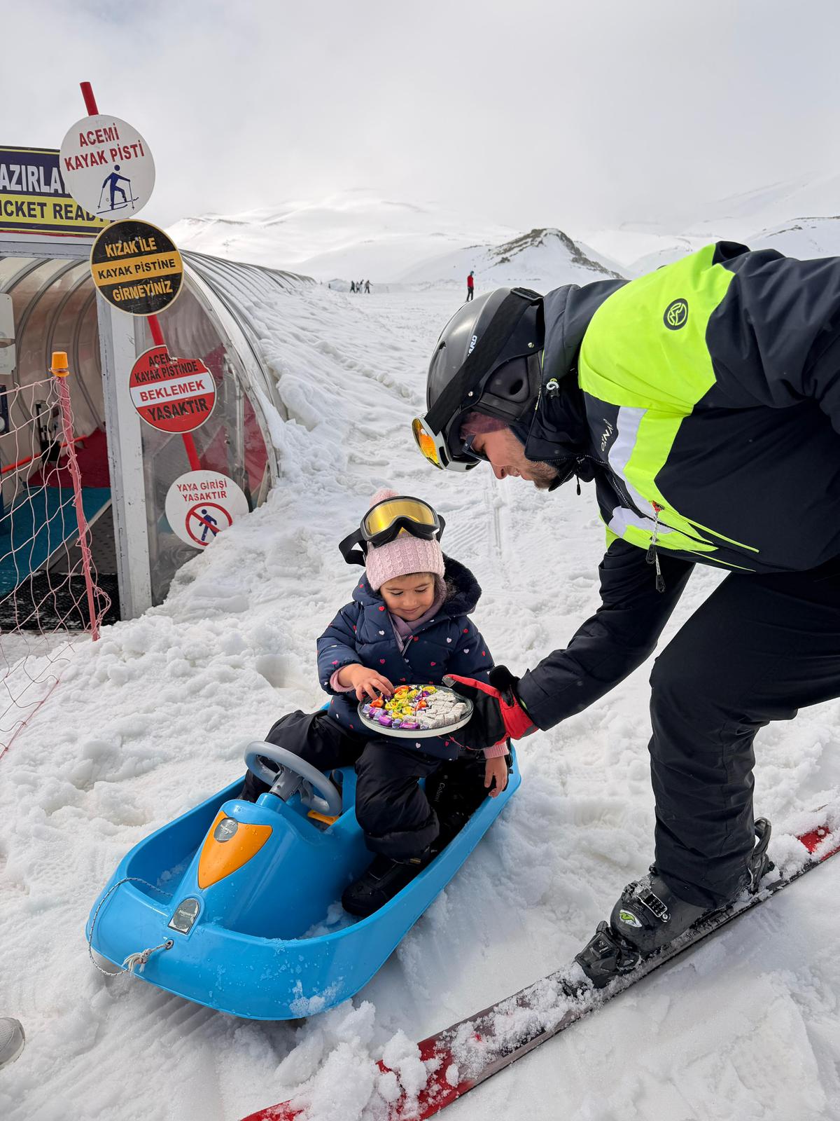 ERCİYES A.Ş. BAYRAM SEVİNCİNİ PİSTLERE TAŞIDI: KAYAK TUTKUNLARINA BAYRAM ŞEKERİ İKRAM EDİLDİ