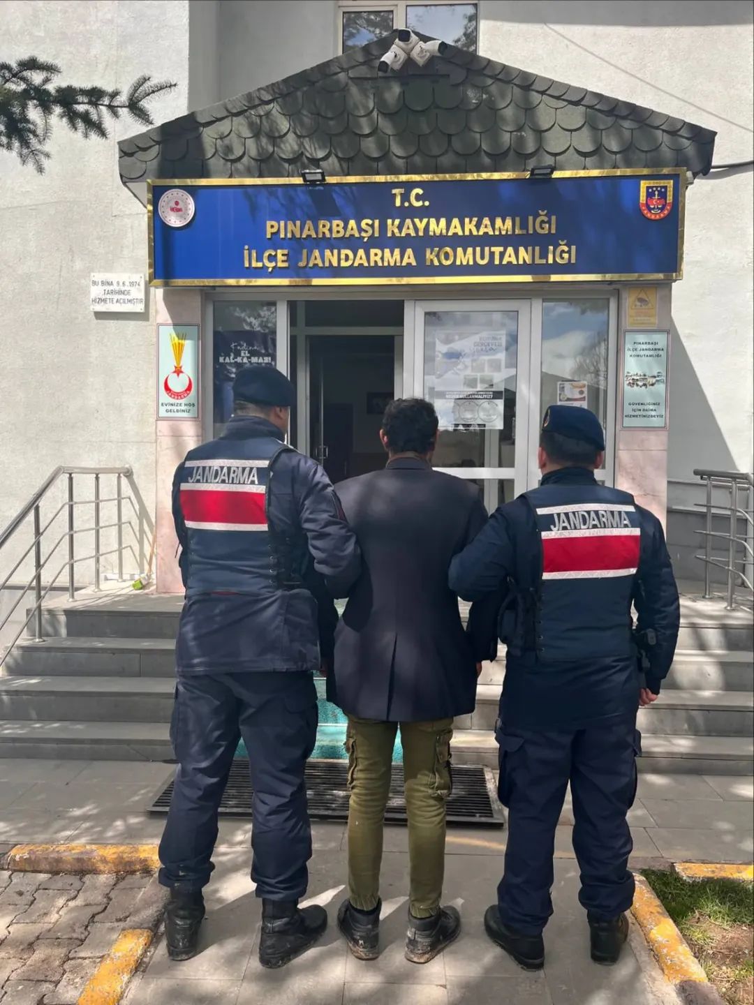 Pınarbaşı ilçesinde bir köpeğin ağaca asılarak öldürülmesine ilişkin sosyal medyada yayılan görüntüler üzerine jandarma ekipleri harekete geçti. 